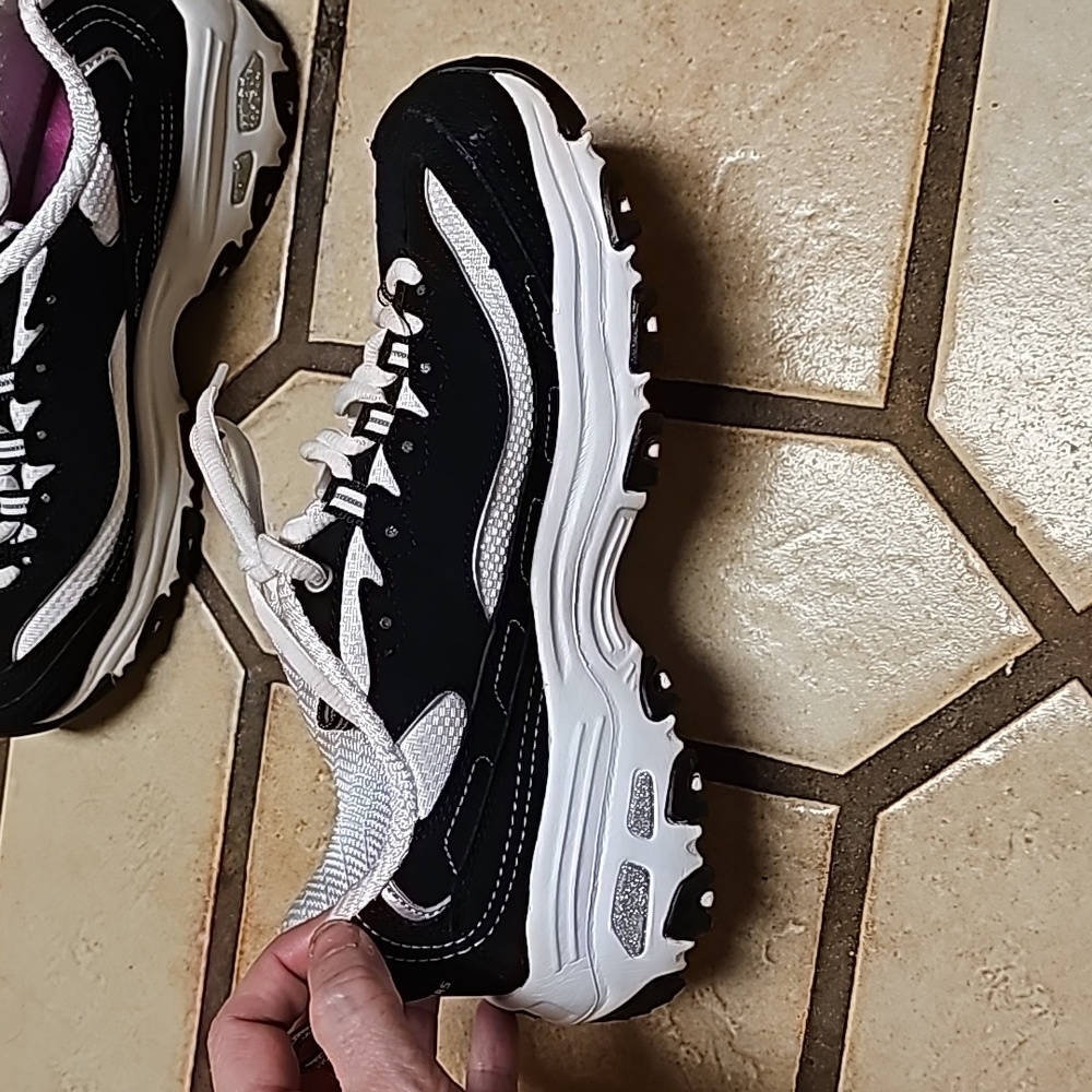 Sketchers Memory Foam Size 7 In Black And White. … - image 3